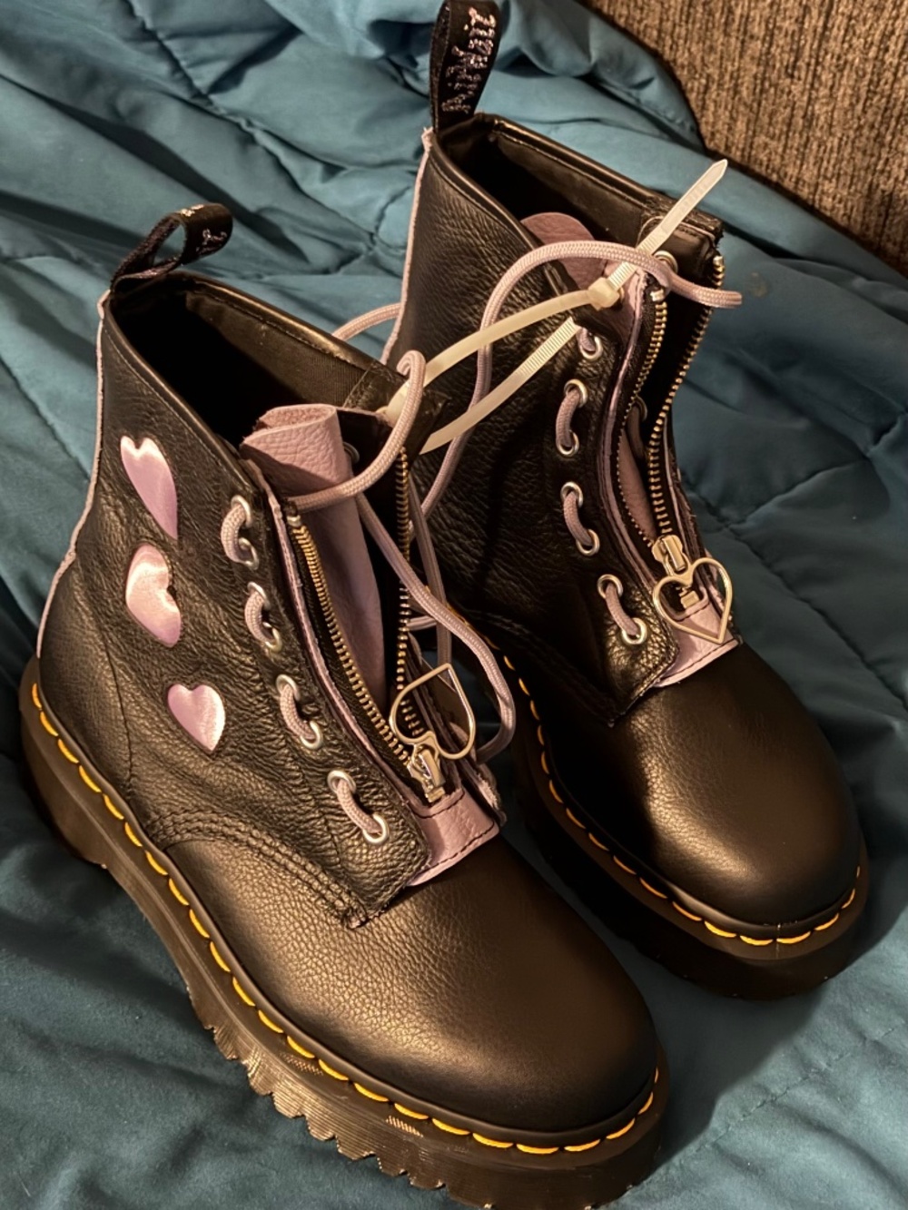 Limited/discontinued 1460 ZIP HEART VIRGINIA SATIN LUX LACE UP DR MARTEN BOOTS